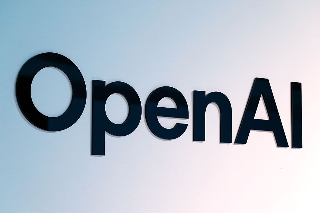 OpenAI-ს ლოგო და ხელოვნური ინტელექტის აგენტების სიმბოლური გამოსახულება